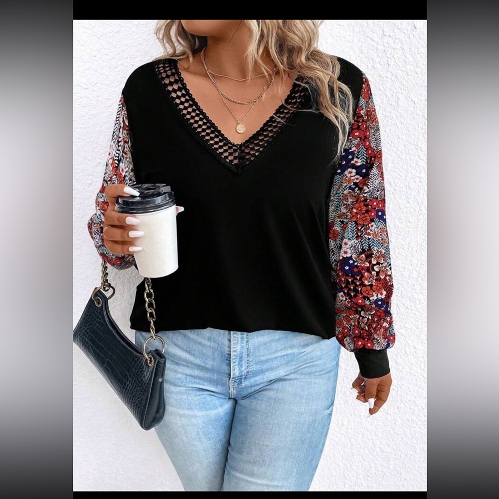 New Floral lantern sleeves solid black lace Vneck top size 4 X 🌺 BN 87